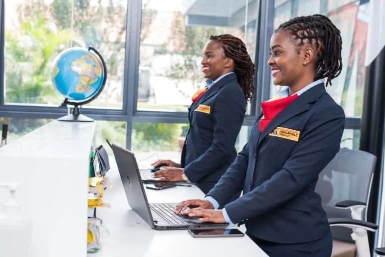 kk-security-receptionists-behind-desk